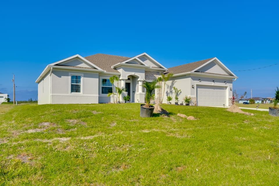 6 Mi to Sirenia Vista: Cape Coral Retreat w/ Grill House in Cape Coral