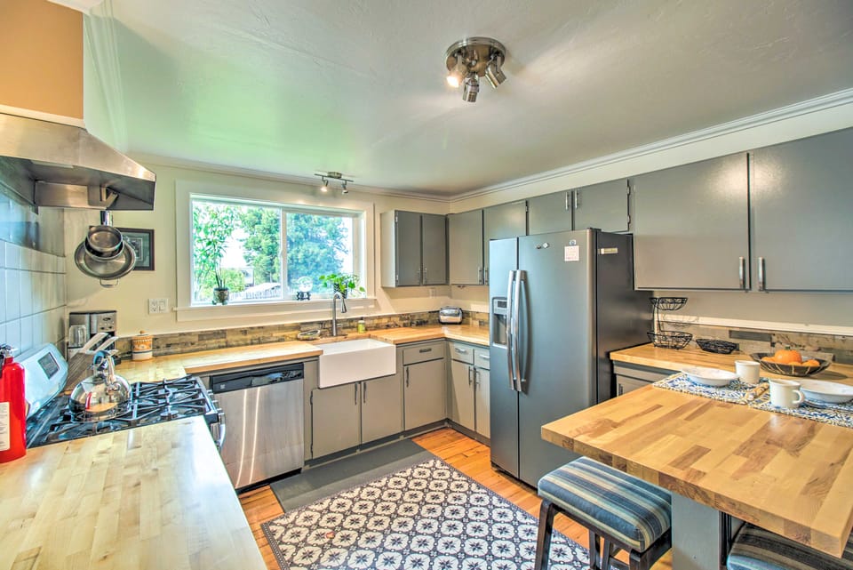 ‘Villa Verona’ Beach Retreat w/ Outdoor Space House in Mendocino County