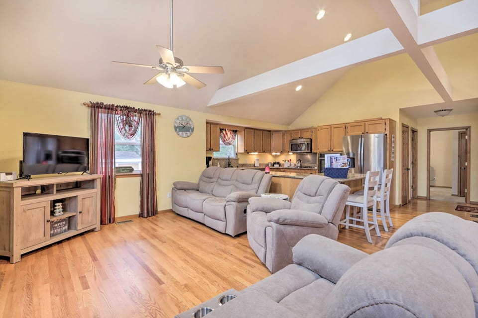 'Lazy RS Lakehouse' w/ Hot Tub & Dock in Warsaw! House in Lake of the Ozarks