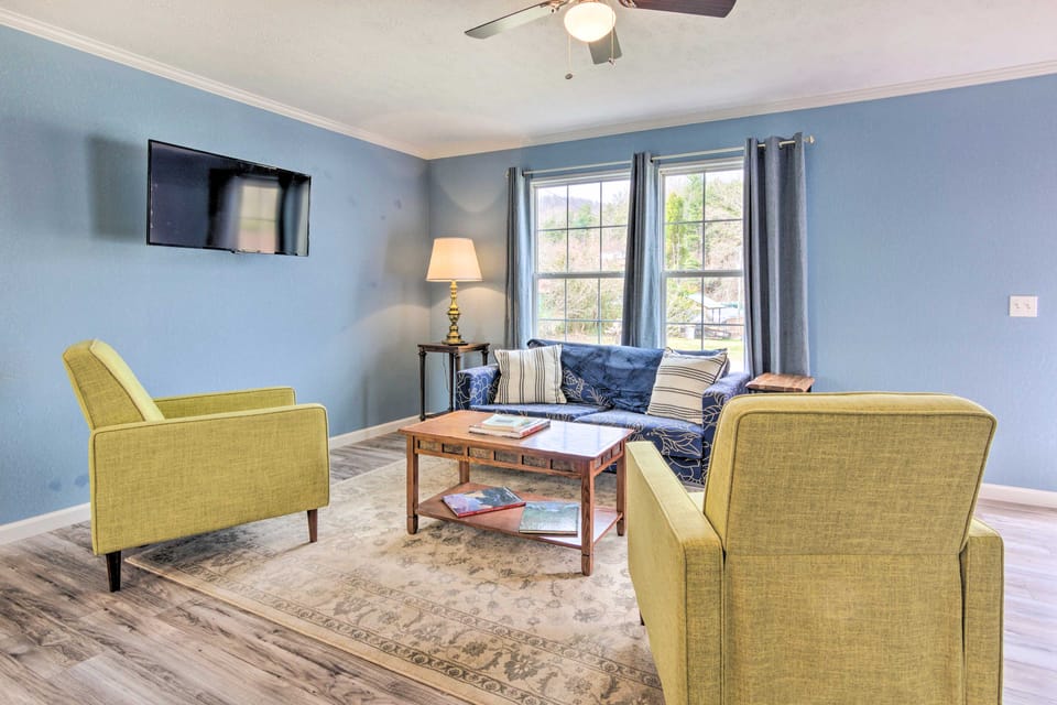 Walk to Lake Summit! Mountain-View Zirconia Home House in Tennessee