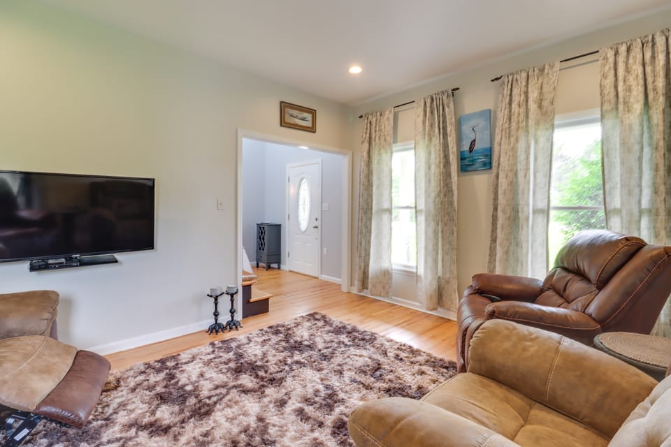 Calm Columbia Haven: Outdoor Pool, Hot Tub! House in Pocono Mountains