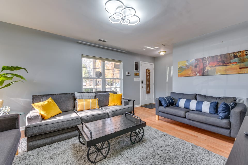 Uptown Charlotte Townhome w/ Patio & Yard! Apartment in Charlotte