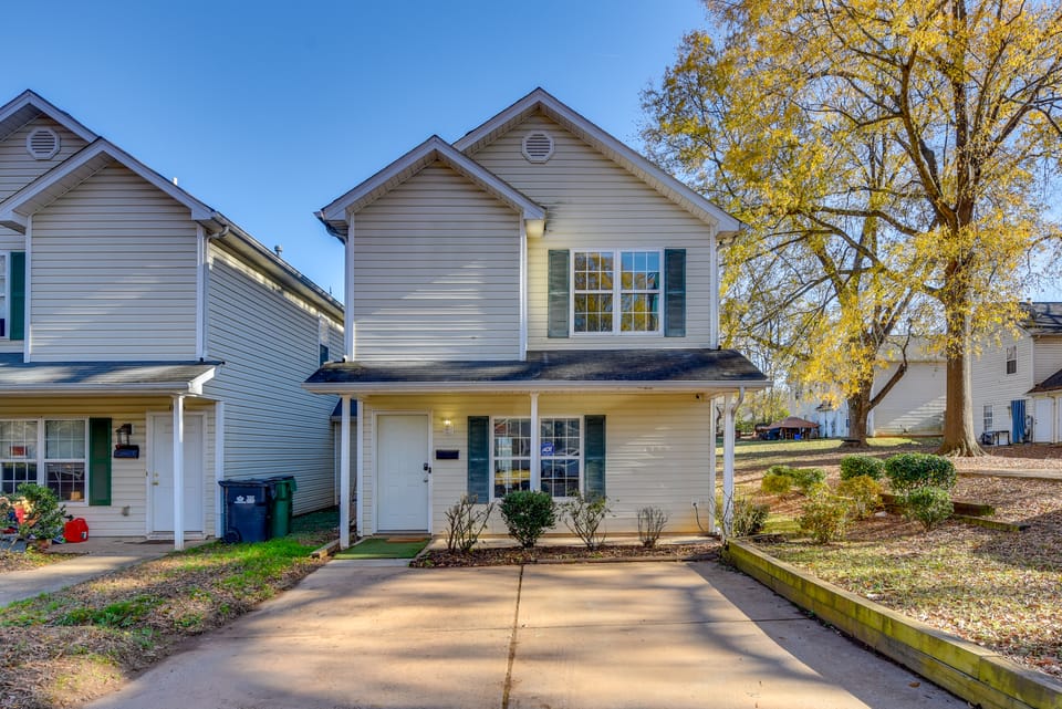 Uptown Charlotte Townhome w/ Patio & Yard! Apartment in Charlotte