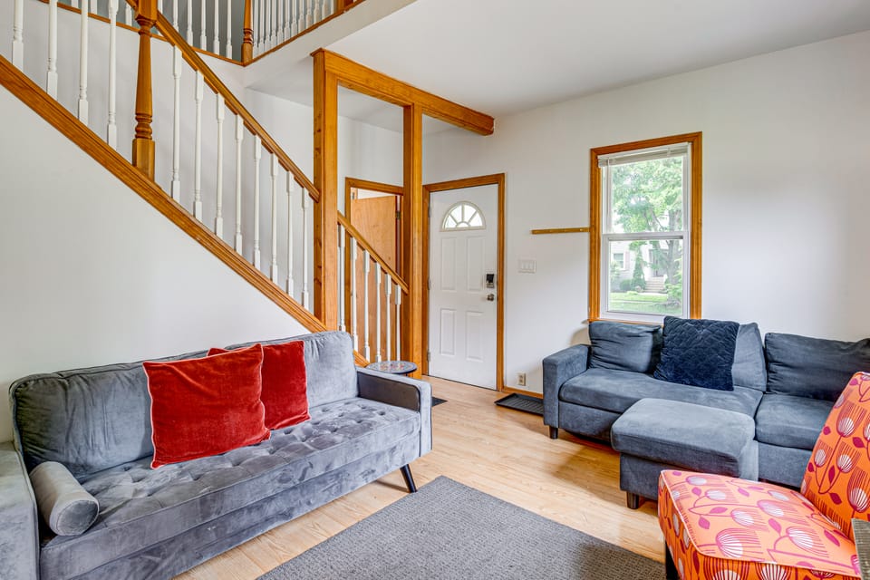 Westmont Home w/ Hot Tub! Walk to Metra Station House in Westmont