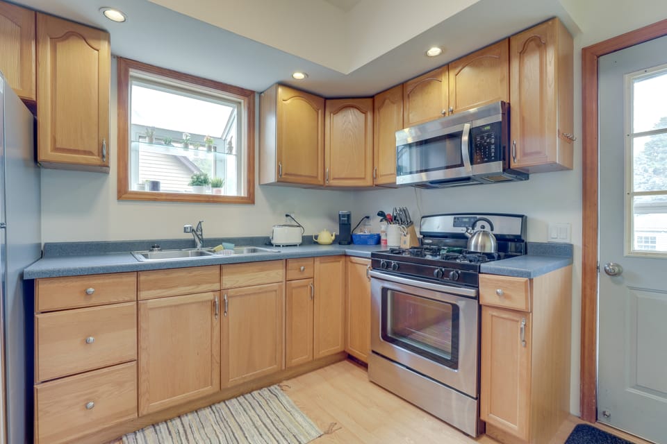 Cozy Westmont Home: Walk to Metra Station! House in Westmont