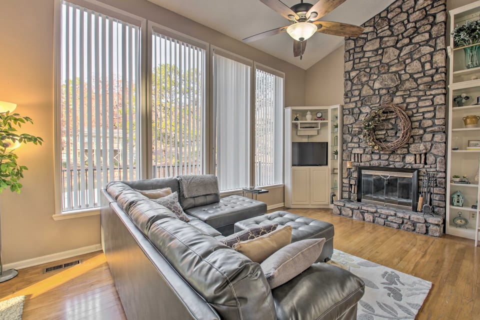 Serene Lake Hamilton Hideaway w/ Private Dock House in Hot Springs