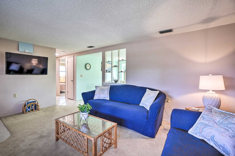 Cozy Holiday Home w/ Yard ~ 5 Mi to Beach! House in Holiday
