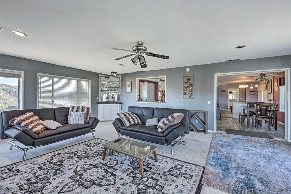 Escondido Hilltop Home w/ Deck & Views! House in Jesmond Dene