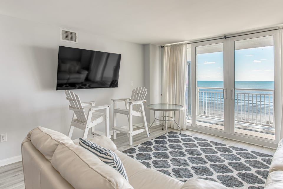 Classic Oceanfront Retreat! Myrtle Beach Condo Apartment in North Myrtle Beach