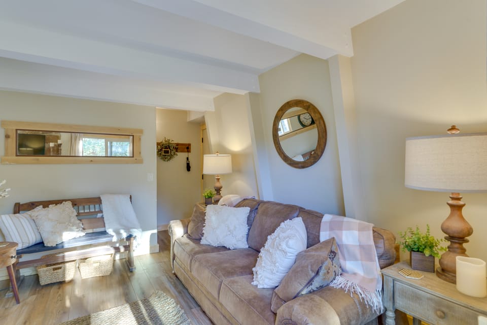 1 Mi to Sugar Mountain! Cozy Lodge-Style Condo Apartment in Watauga