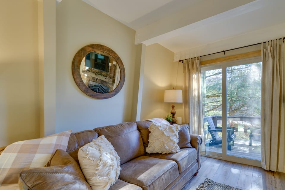 1 Mi to Sugar Mountain! Cozy Lodge-Style Condo Apartment in Watauga