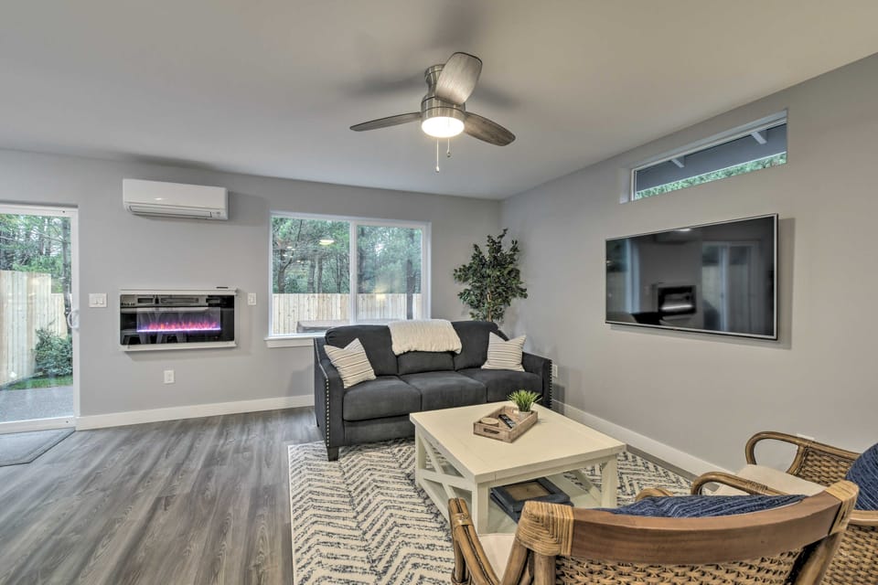 'Beach Break' Home w/ Hot Tub - Walk to Beach Apartment in Westport