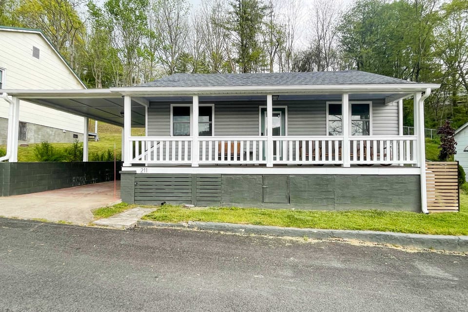 Cozy Fries Escape w/ Mountain & River Views! House in Fries