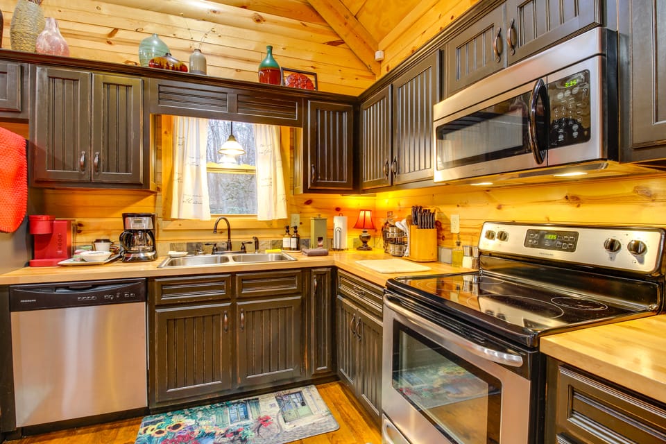 Hot Tub + Fire Pit: Wooded Cabin Near DeSoto Park! House in Alabama