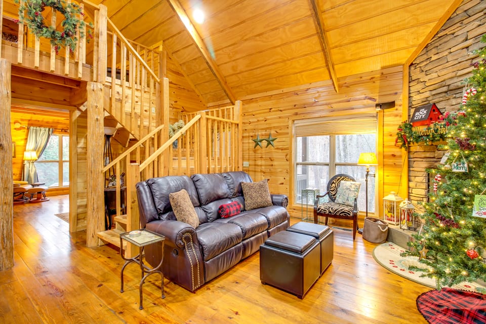 Hot Tub + Fire Pit: Wooded Cabin Near DeSoto Park! House in Alabama