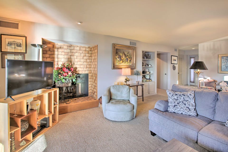 Fireplace, Pool Access: Waterfront Hot Springs Gem Apartment in Pretti Point