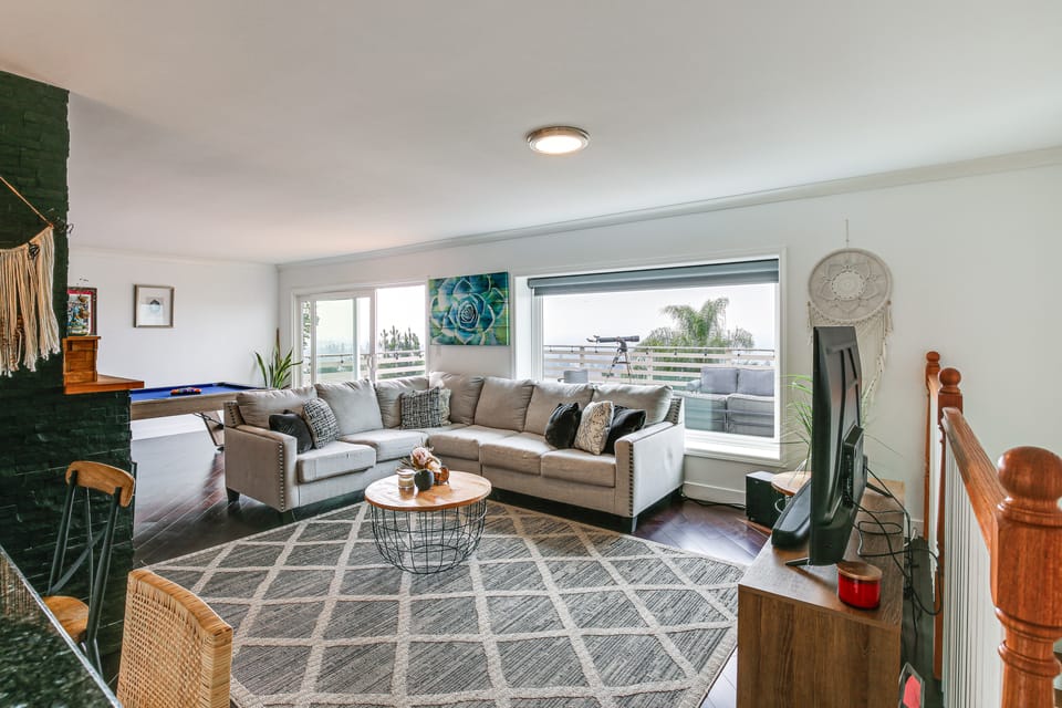 Convenient Whittier Retreat: Furnished Deck, Views House in Pico Rivera