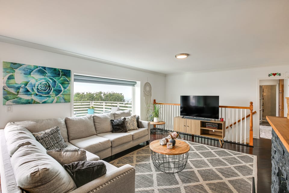 Convenient Whittier Retreat: Furnished Deck, Views House in Pico Rivera