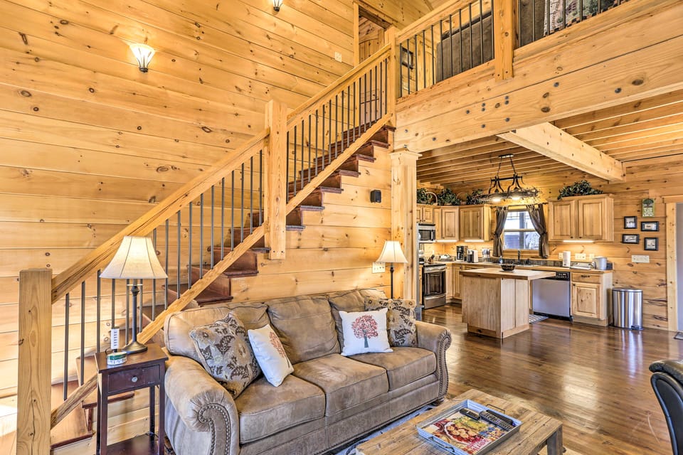 'TreeTop Retreat' Mentone Escape w/ Hot Tub House in Valley Head