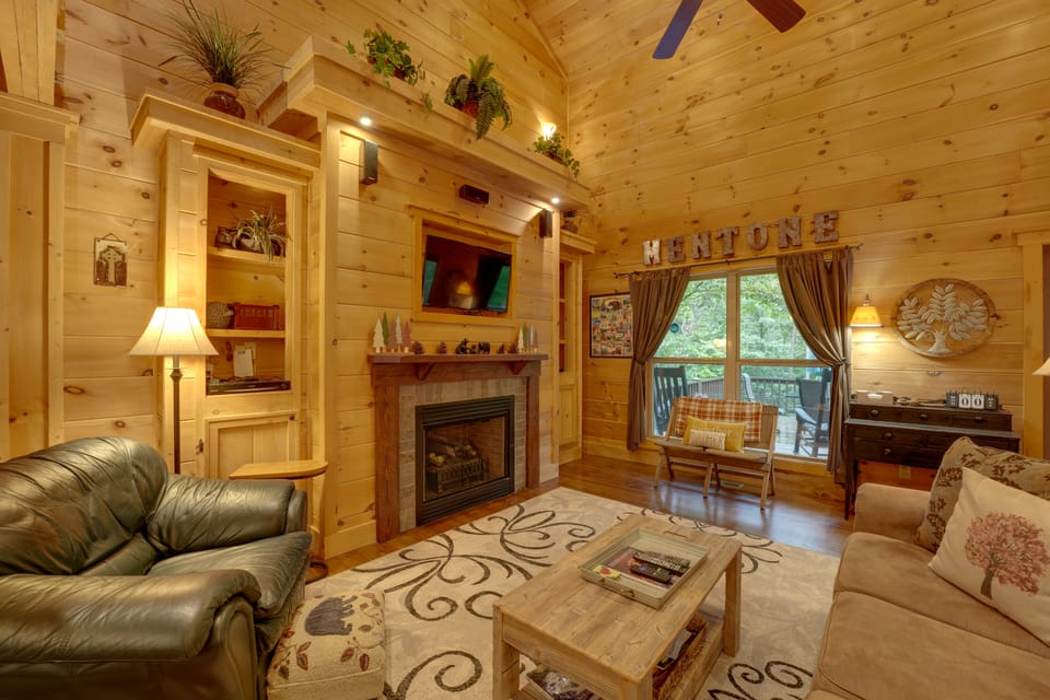 'TreeTop Retreat' Mentone Escape w/ Hot Tub House in Valley Head