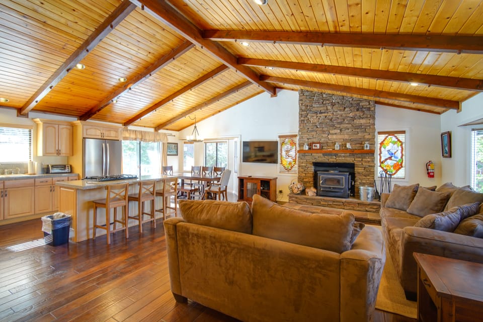 2 Mi to Lake & Ski Slopes: Big Bear Cabin House in Big Bear
