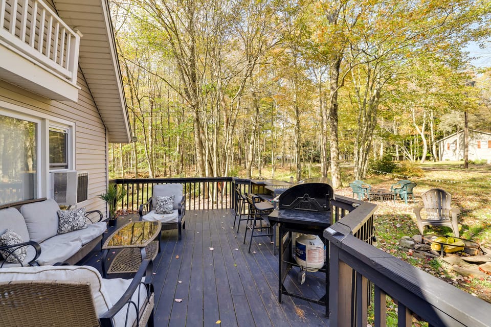 Pet-Friendly Cabin in Pocono Lake! House in Coolbaugh Township