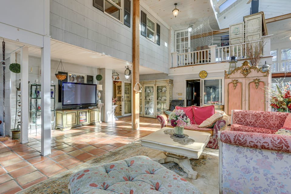 1 Mi to Lake Wallenpaupack: Spacious Poconos Villa Villa in Hawley