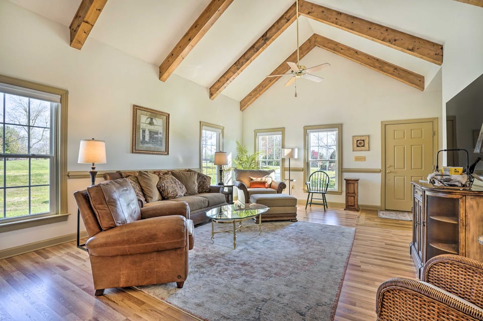 'Chateau Ridge' Peaceful Retreat w/ Fire Pit! Apartment in Maryland