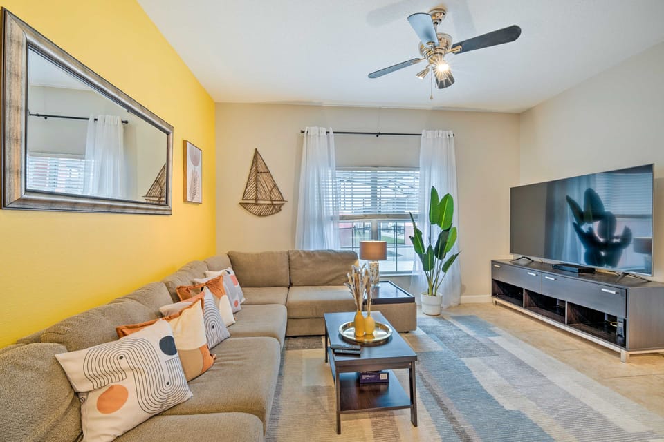 5 Mi to Disney: Paradise Palms Retreat w/ Lanai Apartment in Four Corners