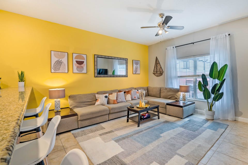 5 Mi to Disney: Paradise Palms Retreat w/ Lanai Apartment in Four Corners