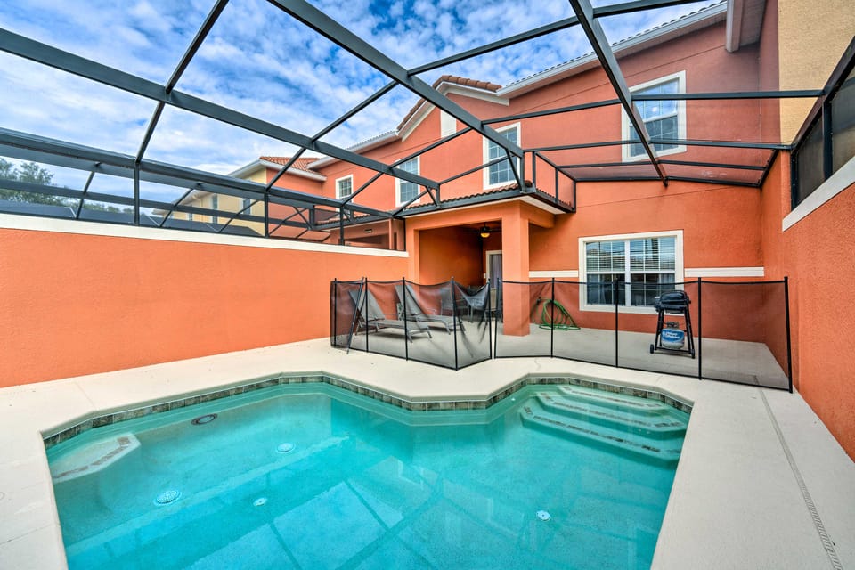 5 Mi to Disney: Paradise Palms Retreat w/ Lanai Apartment in Four Corners