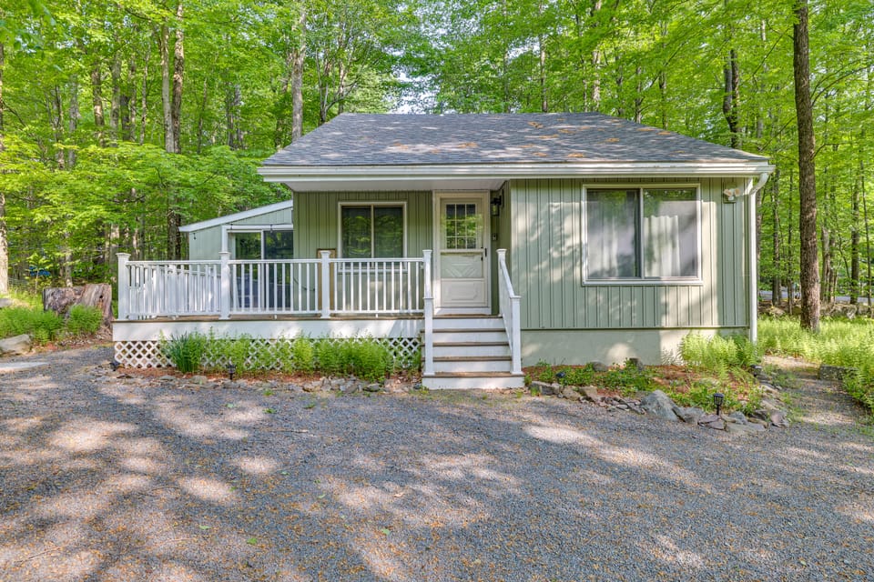 1 Block to Lake: Poconos Getaway w/ Fire Pit! Cottage in Coolbaugh Township