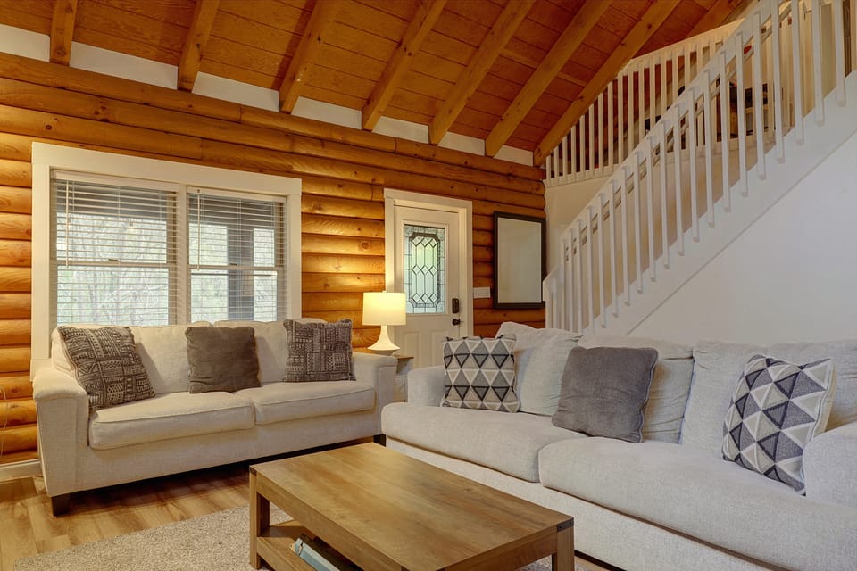Pet-Friendly Gatlinburg Cabin w/ Hot Tub! House in Gatlinburg