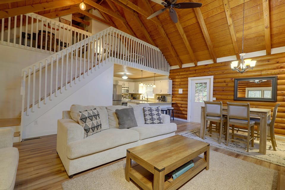 Pet-Friendly Gatlinburg Cabin w/ Hot Tub! House in Gatlinburg