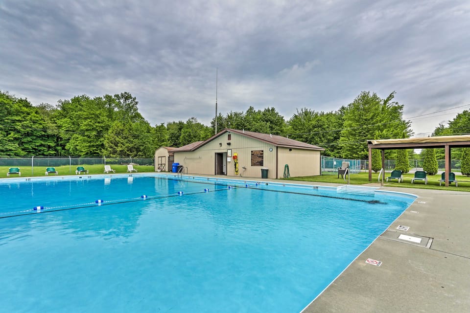 Peaceful Wooded Retreat at Lake Wallenpaupack! House in Pocono Mountains