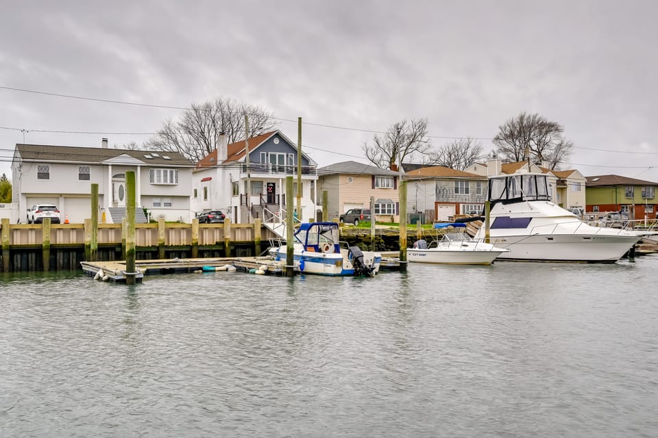 1 Mi to Long Beach! Relaxing Canal-Front Getaway House in Island Park