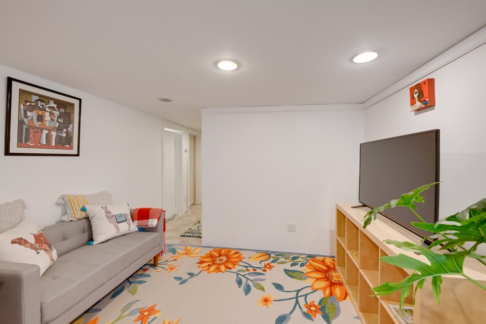 1 Mi to Long Beach! Relaxing Canal-Front Getaway House in Island Park