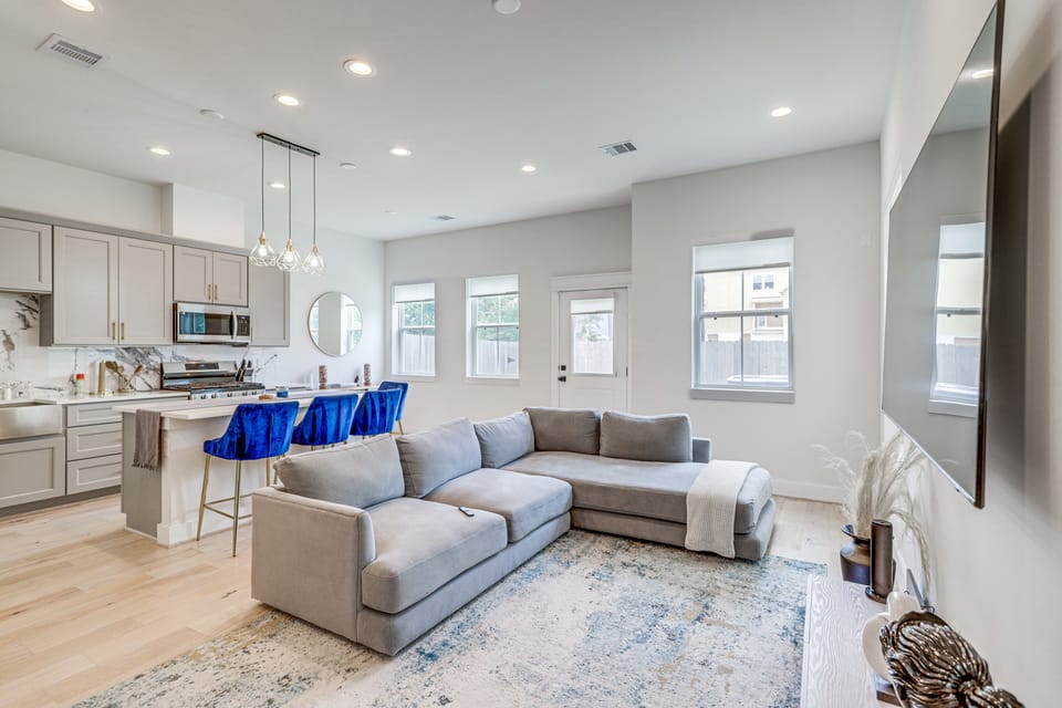 Luxe Houston Townhome w/ Balcony! Apartment in Houston