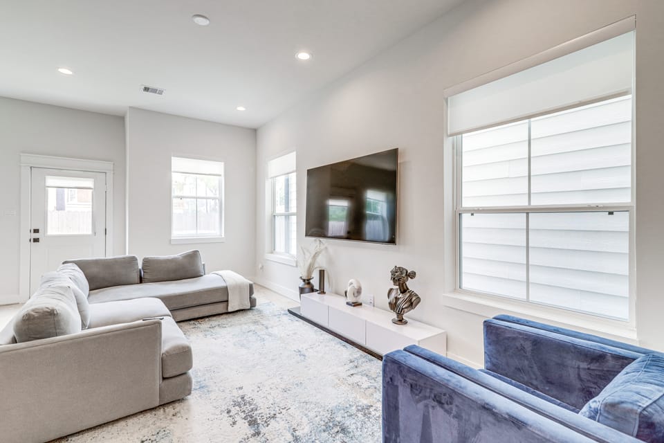 Luxe Houston Townhome w/ Balcony! Apartment in Houston