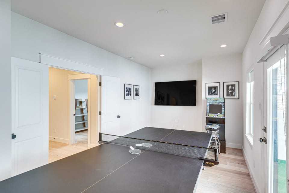 Luxe Houston Townhome w/ Balcony! Apartment in Houston