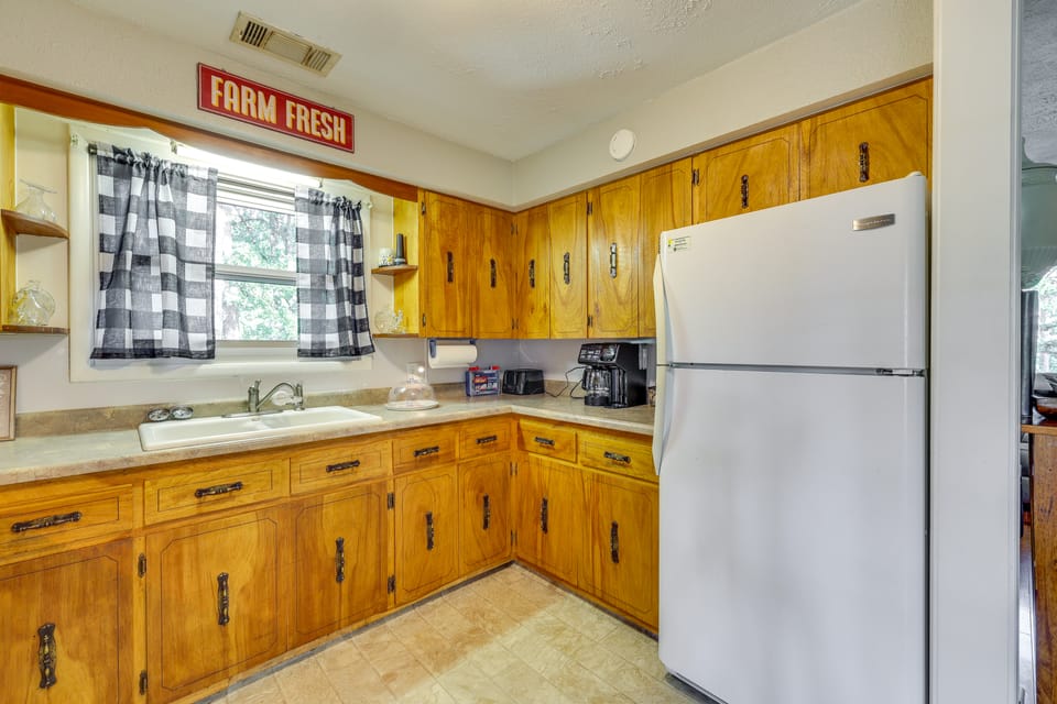 4 Mi to Dtwn! Ozarks Hideaway w/ Furnished Deck Apartment in Arkansas