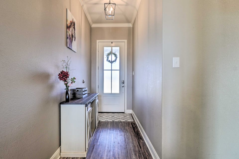 China Spring Home ~ 13 Mi to Downtown Waco! House in Waco