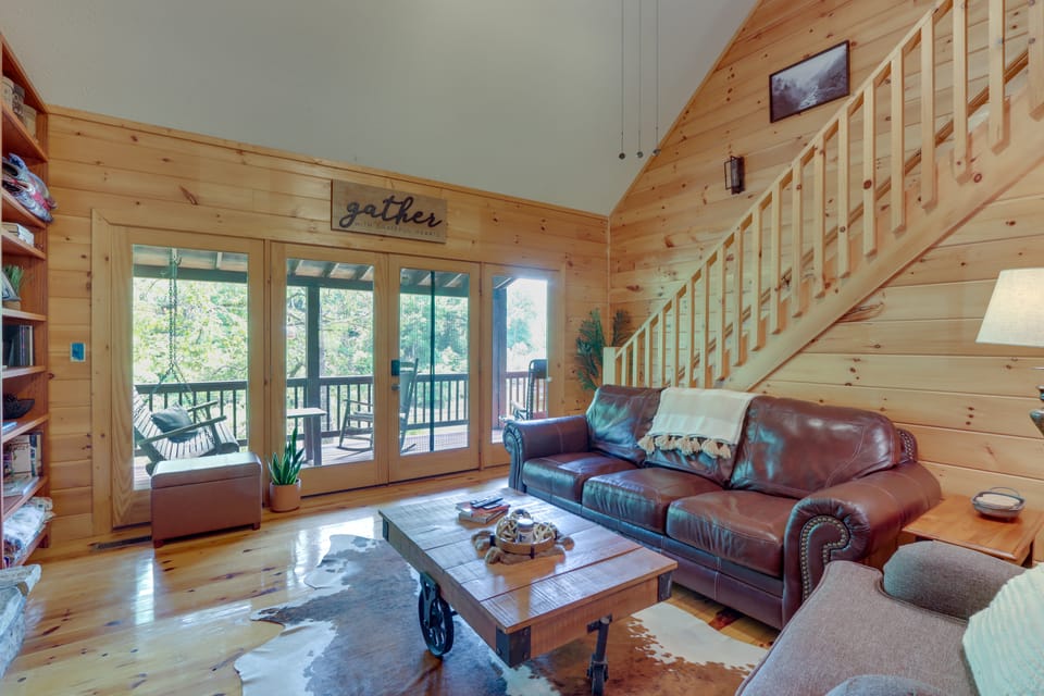 'The River Rest' Ellijay Cabin w/ Hot Tub! House in Georgia