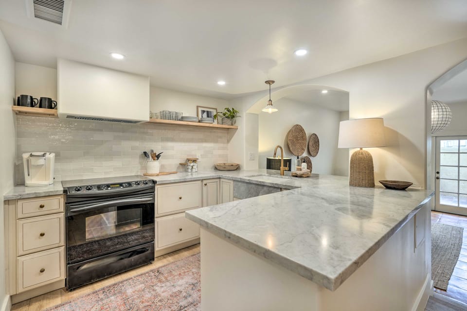 2 Mi to Old Town! Desert Oasis w/ Pool Access Apartment in Paradise Valley