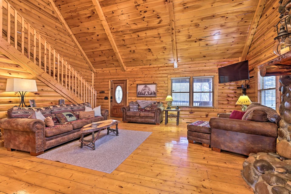 'Sleeping Bear Cabin' Coosawattee! Dog Friendly! House in Georgia