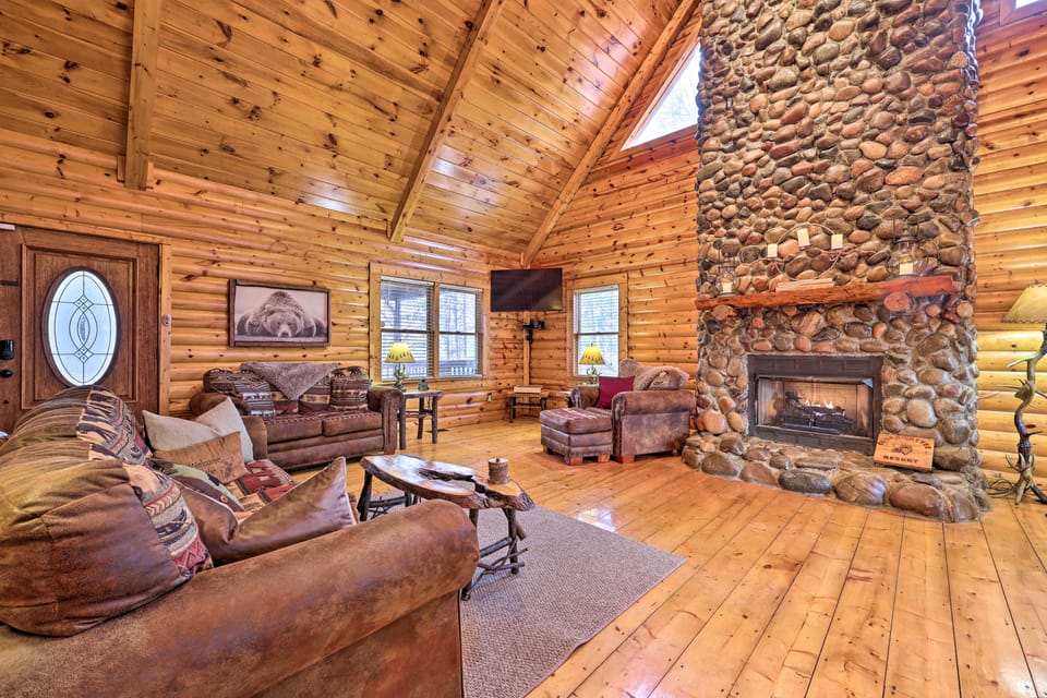 'Sleeping Bear Cabin' Coosawattee! Dog Friendly! House in Georgia