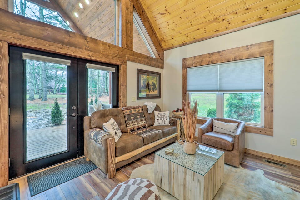 Beech Mountain Nature Escape! Modern + Cozy Cabin House in Beech Mountain