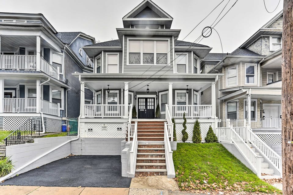 Pet-Friendly Newark Townhome Near Airport! Apartment in Newark