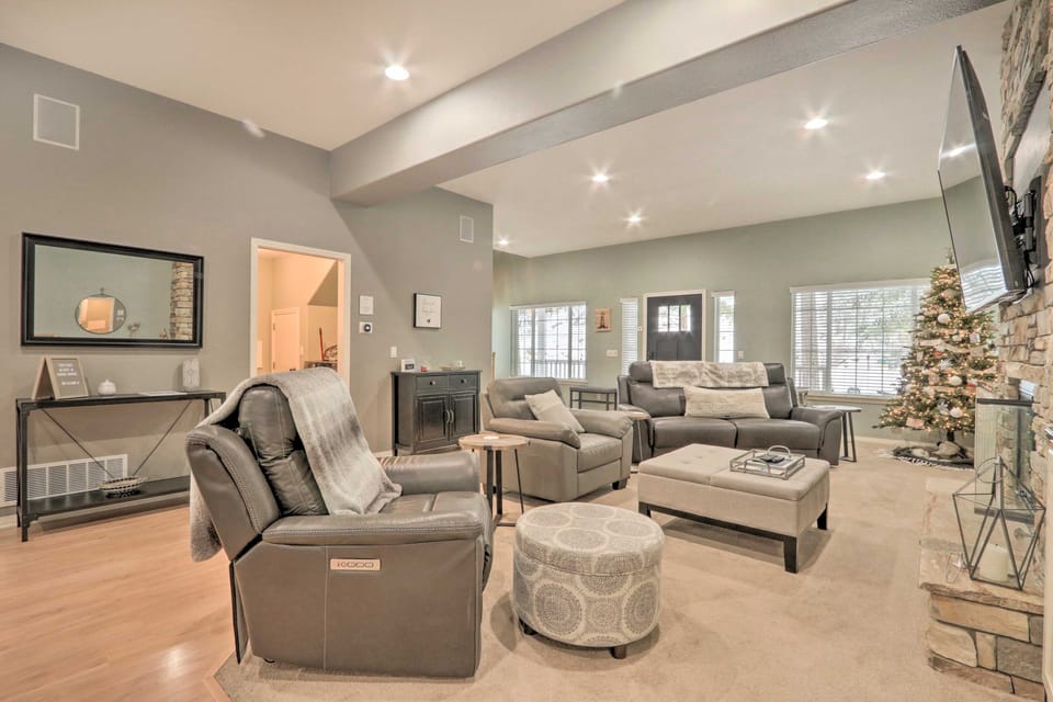 Crystal Bay Home w/ Fireplace Near Ski Resorts House in Post Falls