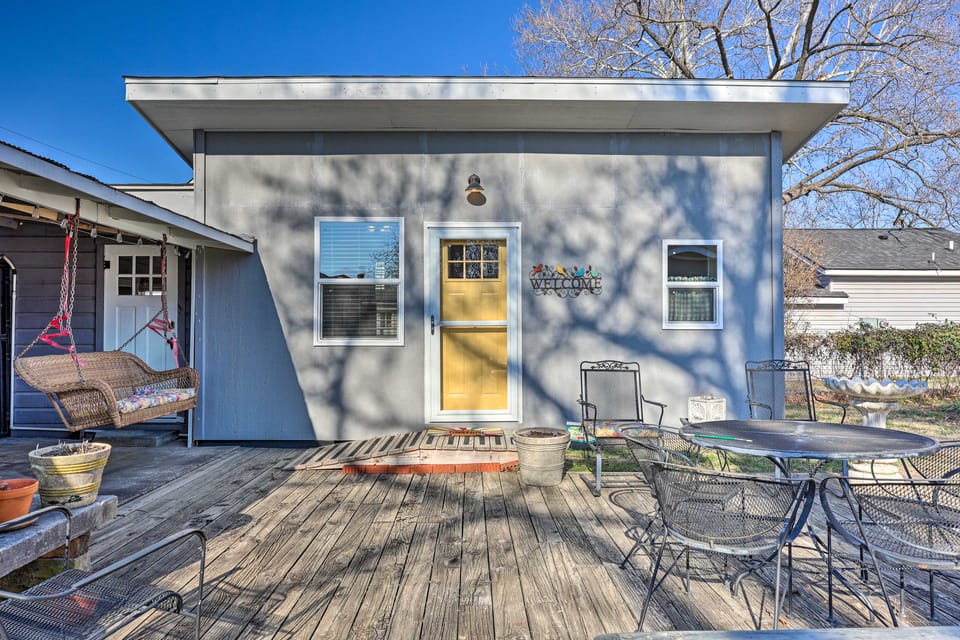 1 Mi to Dtwn Rogers: Convenient Getaway w/ Patio House in Rogers